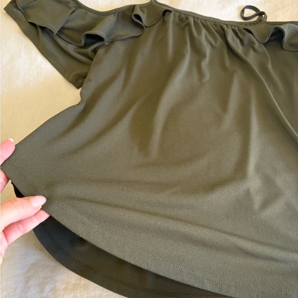 Off-Shoulder Ruffle Sleeve Blouse - Picture 7 of 11